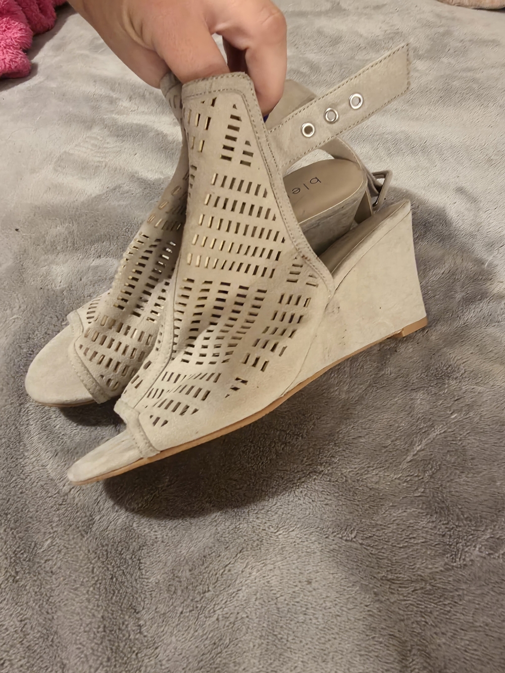 Via Bleu Size 8 Wedges Beige Women's Sandals